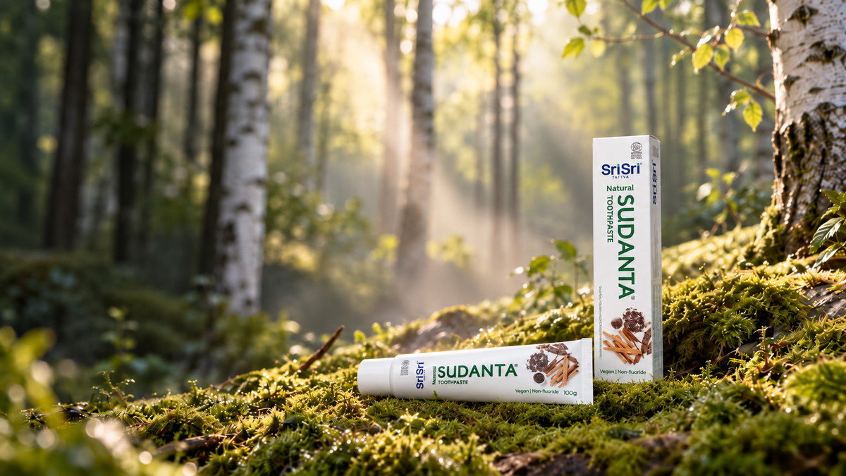 Sudanta dantų pasta be fluoro ant samanų beržų miške